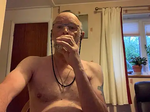 Snapshot of Moonraker64 chatting on 05-04-26, 05:03 Moonraker64 online show from 05-04-26, 05:03