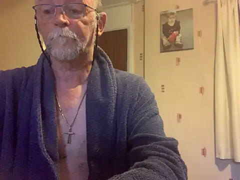 Snapshot of Moonraker64 chatting on 06-11-26, 05:16 Moonraker64 online show from 06-11-26, 05:16