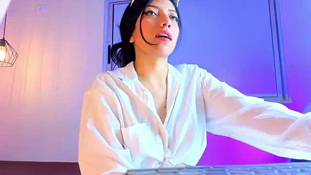 Ey Im simone  online show from 06-18-26, 12:20