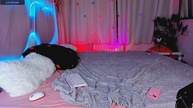 Snapshot of MaddyFever chatting on 05-11-26, 05:43 MaddyFever online show from 05-11-26, 05:43
