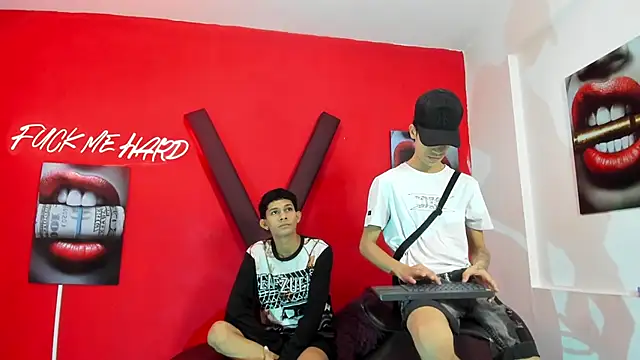 Snapshot of TWINKS_BOYSX chatting on 05-18-26, 01:28 TWINKS BOYSX online show from 05-18-26, 01:28