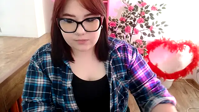 Snapshot of KarolinasHot chatting on 06-14-26, 01:24 KarolinasHot online show from 06-14-26, 01:24