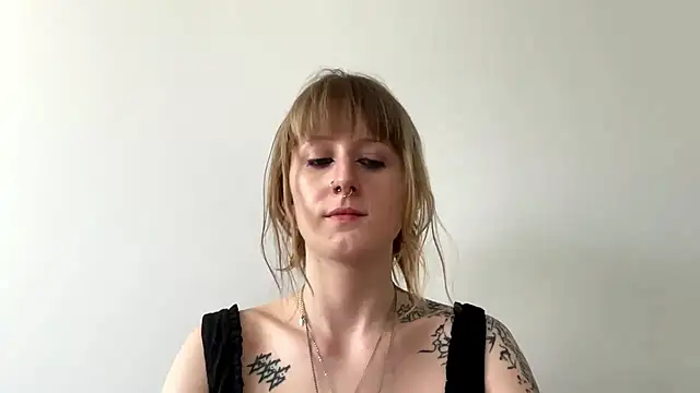 Snapshot of LaraLovely chatting on 07-13-26, 03:48 LaraLovely online show from 07-13-26, 03:48