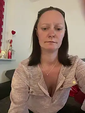 LindaLee90 online show from 05-17-26, 10:50