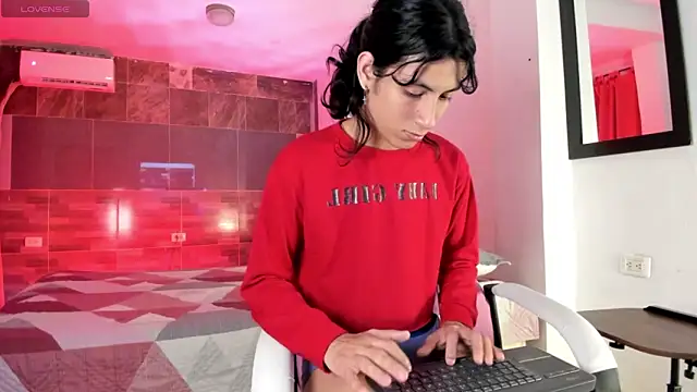 Snapshot of angel_hass18 chatting on 05-27-26, 01:57 angel hass18 online show from 05-27-26, 01:57