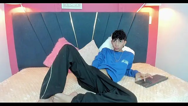 Snapshot of ero_boy40 chatting on 06-03-26, 04:48 ero boy40 online show from 06-03-26, 04:48