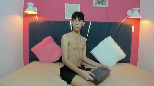 Snapshot of ero_boy40 chatting on 06-04-26, 04:07 ero boy40 online show from 06-04-26, 04:07