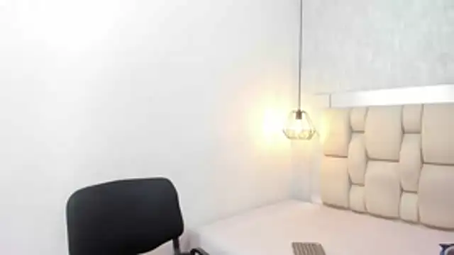 Snapshot of Bella_adamss_ chatting on 06-24-26, 02:32 Bella adamss online show from 06-24-26, 02:32