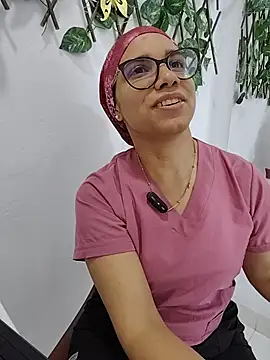 Snapshot of alanahot94 chatting on 06-12-26, 04:17 alanahot94 online show from 06-12-26, 04:17