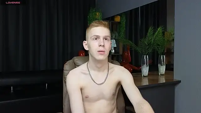 Snapshot of Tommy_CrashXXX chatting on 05-12-26, 12:46 Tommy CrashXXX online show from 05-12-26, 12:46