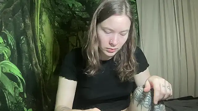 Snapshot of mo0ngoddess chatting on 01-21-25, 02:43 mo0ngoddess online show from 01-21-25, 02:43