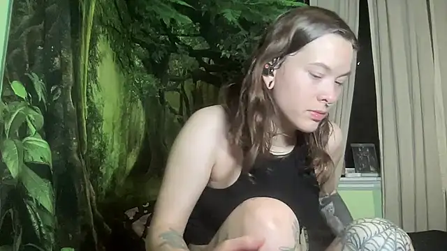 Snapshot of mo0ngoddess chatting on 12-05-25, 05:05 mo0ngoddess online show from 12-05-25, 05:05