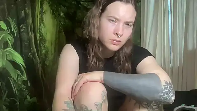 Snapshot of mo0ngoddess chatting on 12-17-25, 12:27 mo0ngoddess online show from 12-17-25, 12:27