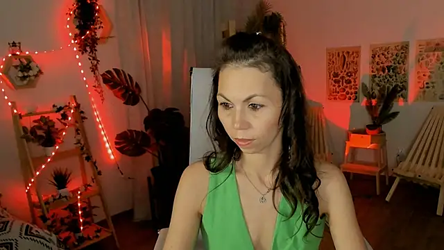 Snapshot of TrasyMorris chatting on 06-12-26, 04:28 TrasyMorris online show from 06-12-26, 04:28