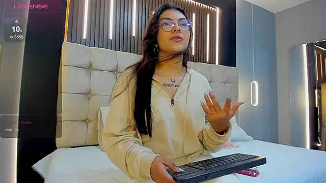 Snapshot of Amara_lune chatting on 06-11-26, 02:59 Amara lune online show from 06-11-26, 02:59