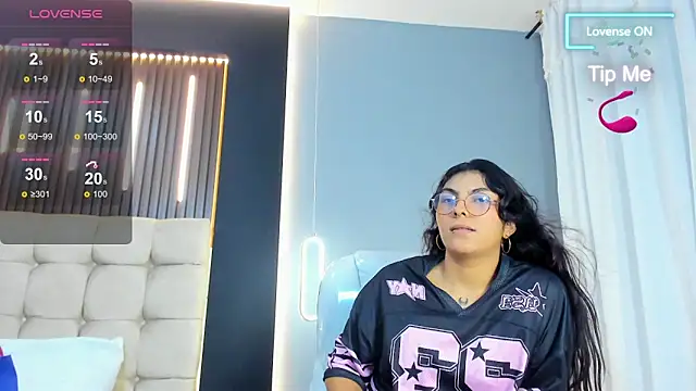Snapshot of Amara_lune chatting on 06-15-26, 03:25 Amara lune online show from 06-15-26, 03:25