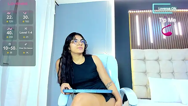 Snapshot of Amara_lune chatting on 06-18-26, 02:32 Amara lune online show from 06-18-26, 02:32