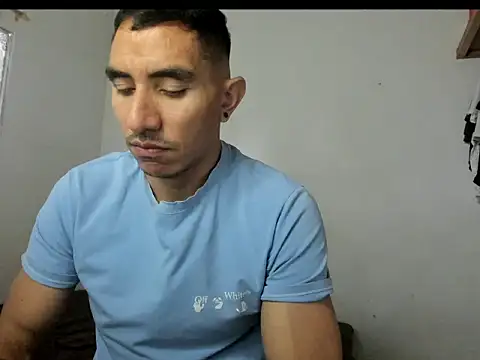 Snapshot of aquiles04 chatting on 06-17-26, 06:20 aquiles04 online show from 06-17-26, 06:20