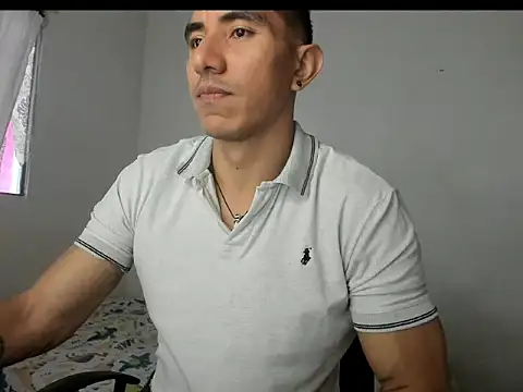 Snapshot of aquiles04 chatting on 06-21-26, 01:57 aquiles04 online show from 06-21-26, 01:57