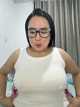 Snapshot of rousee69_ chatting on 05-21-26, 10:00 rousee69 online show from 05-21-26, 10:00