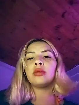 Snapshot of samyMoney chatting on 06-21-26, 02:36 samyMoney online show from 06-21-26, 02:36