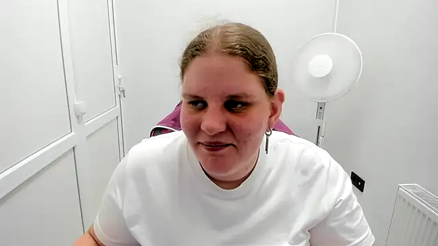 Snapshot of Bella_shyy_ chatting on 07-08-26, 02:21 Bella shyy online show from 07-08-26, 02:21