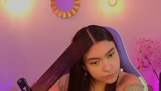 Snapshot of mayavexx chatting on 05-25-26, 02:56 mayavexx online show from 05-25-26, 02:56