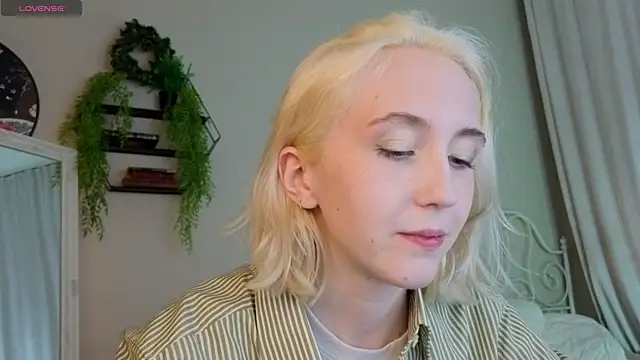 Snapshot of Elen__Moore chatting on 05-29-26, 04:16 Elen Moore online show from 05-29-26, 04:16