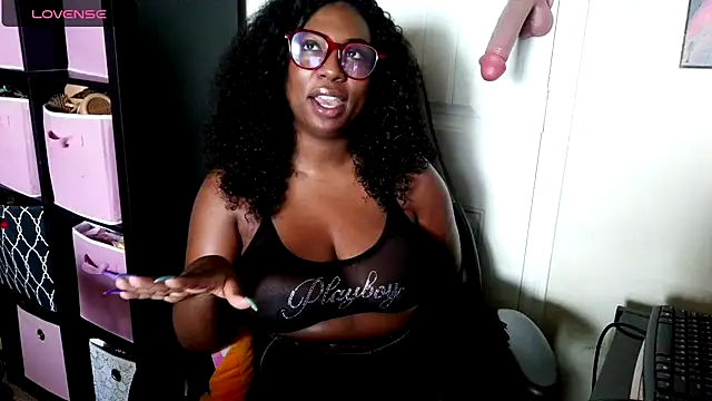 Snapshot of CyndyLouWho chatting on 06-11-26, 05:55 CyndyLouWho online show from 06-11-26, 05:55