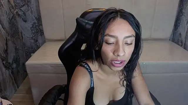 Snapshot of Adarasuri_v chatting on 06-27-26, 03:22 Adarasuri v online show from 06-27-26, 03:22