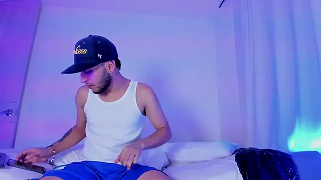 Snapshot of _Kevin_xxx chatting on 09-21-25, 05:42 Kevin xxx online show from 09-21-25, 05:42