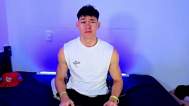Snapshot of Luke_Muscle chatting on 06-06-26, 02:55 Luke Muscle online show from 06-06-26, 02:55