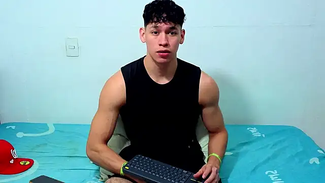 Snapshot of Luke_Muscle chatting on 06-08-26, 01:39 Luke Muscle online show from 06-08-26, 01:39
