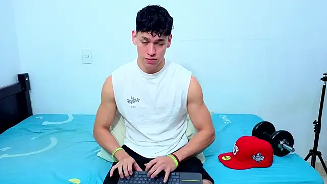 Snapshot of Luke_Muscle chatting on 06-11-26, 02:26 Luke Muscle online show from 06-11-26, 02:26