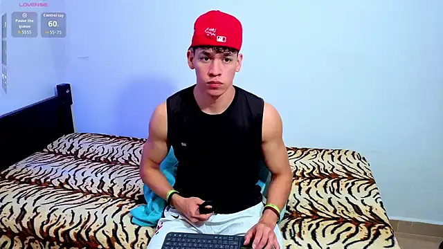 Snapshot of Luke_Muscle chatting on 06-13-26, 04:05 Luke Muscle online show from 06-13-26, 04:05