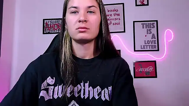 Snapshot of AlisaFrost chatting on 06-22-26, 01:41 AlisaFrost online show from 06-22-26, 01:41