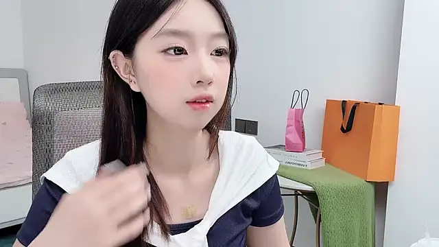 Snapshot of Yoyo33355 chatting on 06-15-26, 03:09 Yoyo33355 online show from 06-15-26, 03:09