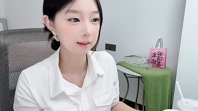 Snapshot of Yoyo33355 chatting on 06-21-26, 03:20 Yoyo33355 online show from 06-21-26, 03:20