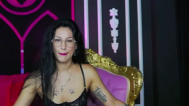 Snapshot of Areina chatting on 06-25-26, 04:34 Areina online show from 06-25-26, 04:34