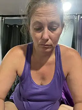 amberhotts2025 online show from 06-24-26, 11:48