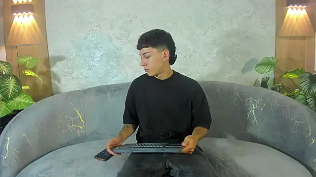Gian Rossi online show from 06-13-26, 05:33
