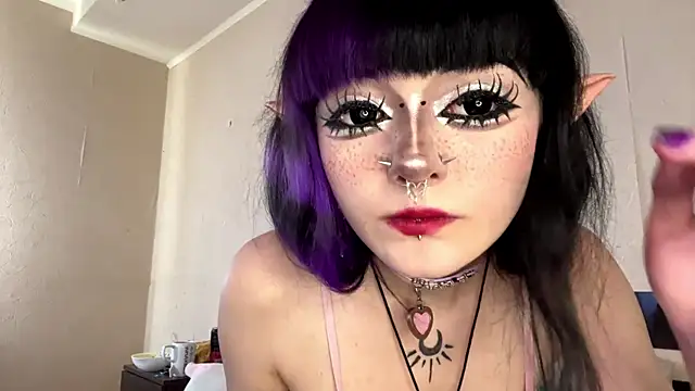 Snapshot of HolyCute chatting on 06-22-26, 02:14 HolyCute online show from 06-22-26, 02:14