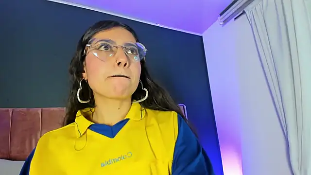 Snapshot of Violeta_muns chatting on 06-17-26, 05:47 Violeta muns online show from 06-17-26, 05:47