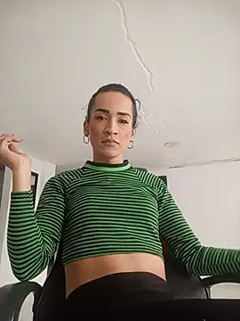 Snapshot of Hanna_long chatting on 07-14-26, 04:23 Hanna long online show from 07-14-26, 04:23
