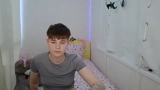 EmyHills online show from 06-18-26, 02:32