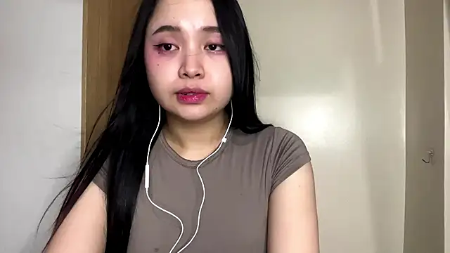 Snapshot of KrystaDonnellan chatting on 05-31-26, 12:34 KrystaDonnellan online show from 05-31-26, 12:34