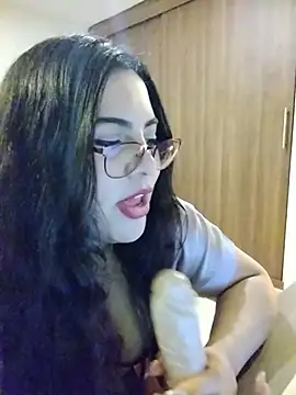 Snapshot of Roxxy_Sade chatting on 07-01-26, 11:59 Roxxy Sade online show from 07-01-26, 11:59