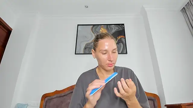 Snapshot of SofiClimbing chatting on 10-25-25, 05:59 SofiClimbing online show from 10-25-25, 05:59