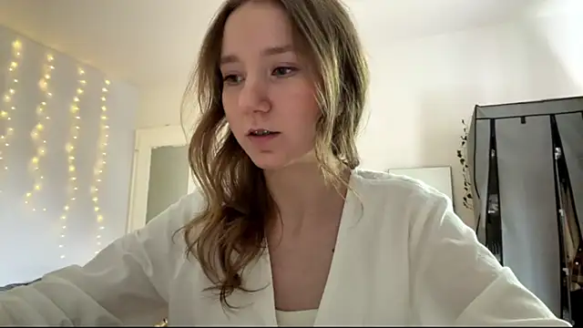 Snapshot of smalllisa chatting on 06-13-26, 04:16 smalllisa online show from 06-13-26, 04:16