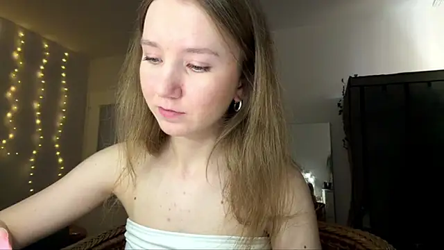 Snapshot of smalllisa chatting on 06-18-26, 06:12 smalllisa online show from 06-18-26, 06:12